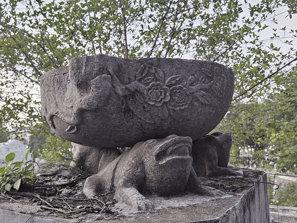 Located right at the foot of the Pen Tower, the Ink Slab is shaped like a giant inkstone, with a carving of a “carp transforming into a dragon” on top (Source: Fanpage Đền Ngọc Sơn và khu vực hồ Hoàn Kiếm)